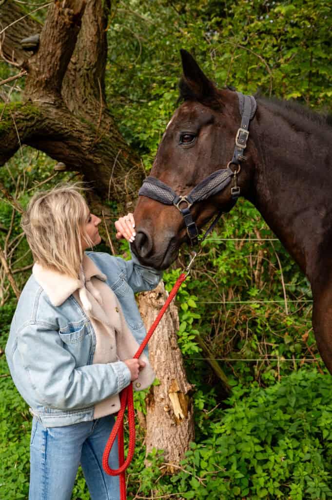 Zachte-gezichten-ridder-kind-paard-natuur-ontspannen-verbinding-buiten-Creatief-zen-relaxatie-helloleen-be.