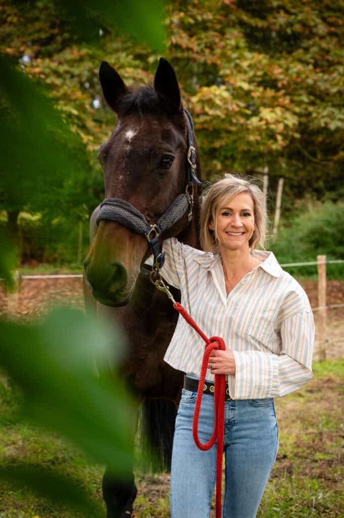 Paard en vrouw buiten in de natuur, paardrijden, bos, dierenliefde, cursussen, paarden PAARD, paardrijles, relaxatie, natuur, welzijn, buitenactiviteiten, paardenliefhebber, herfst.