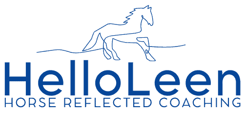 Logo van HelloLeen met reflecterende paardenkop, symbool voor coaching en persoonlijke groei.